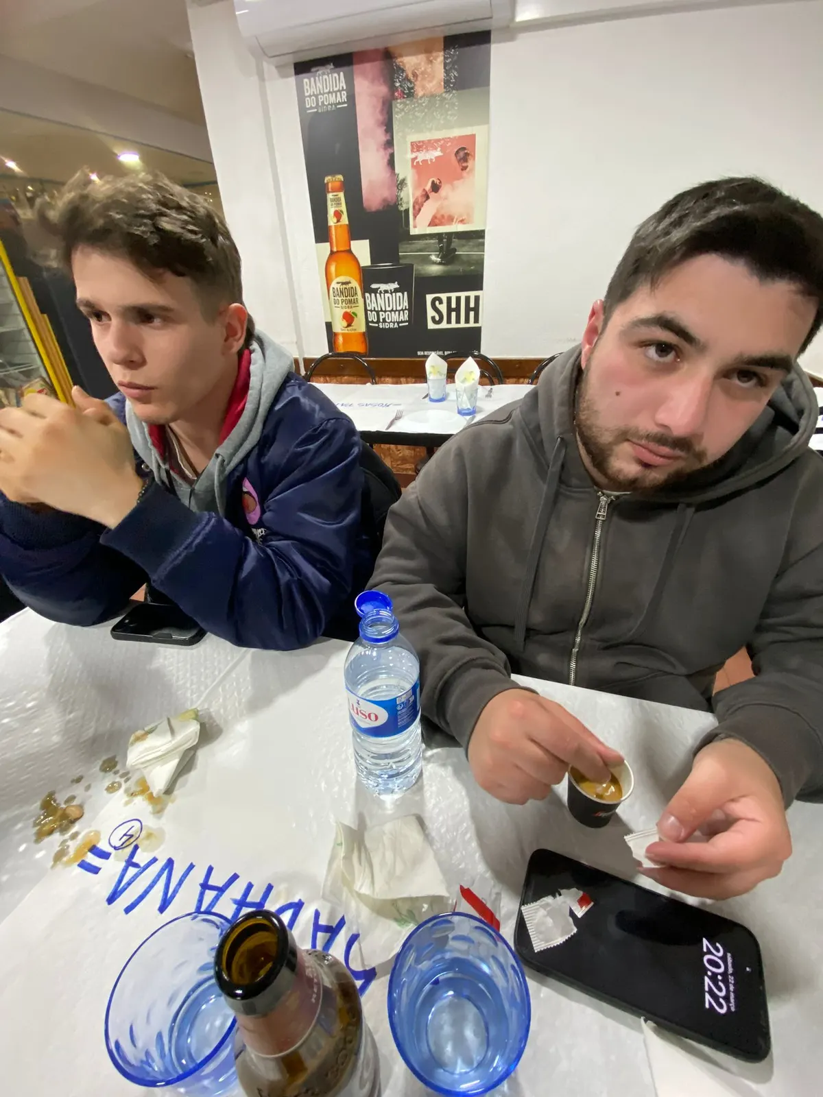 Two Sadhäna band members sharing a meal at a restaurant table